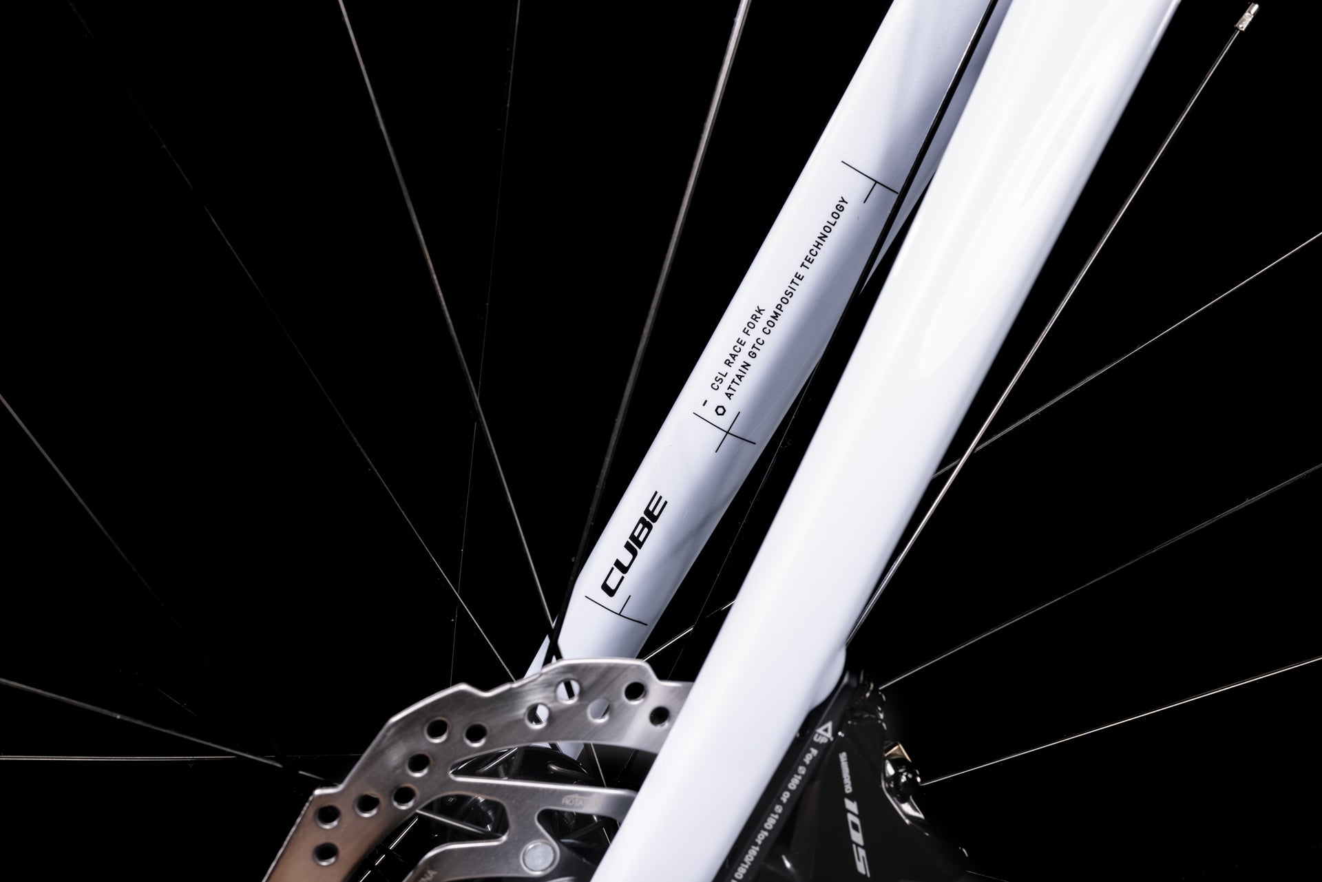 Bicicleta de ruta CUBE Attain GTC Race Frostwhite'n'Carbon 2022 / Cuadro de Carbono / Transmisión 2x11 velocidades